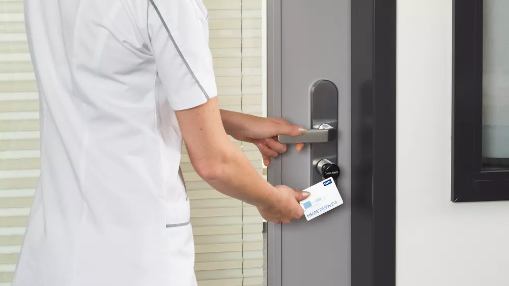 Gestionnaire immobilier pilotant les accès d’une résidence collective depuis une tablette Contrôle d'accès d'un établissement de santé